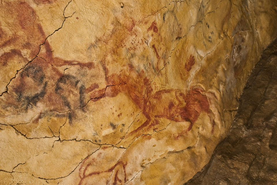 Альтамира, руки и красные лошади