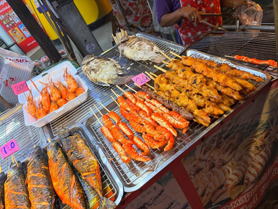 Грязно, специфическая еда, нет сервиса