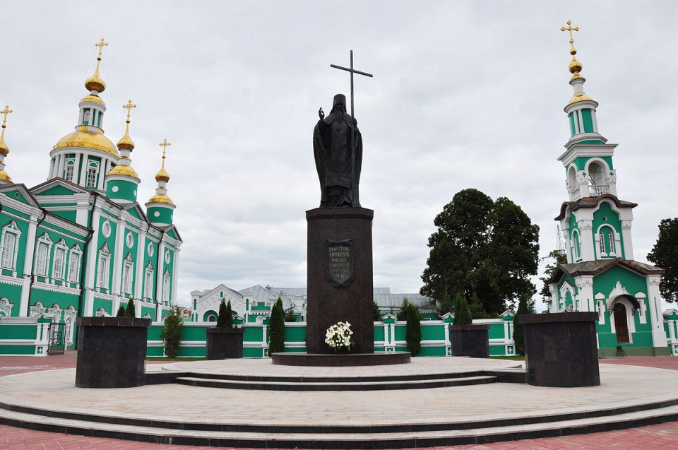 Тамбов, Спасо-Преображенский кафедральный собор, памятник святителю Питириму Тамбовскому