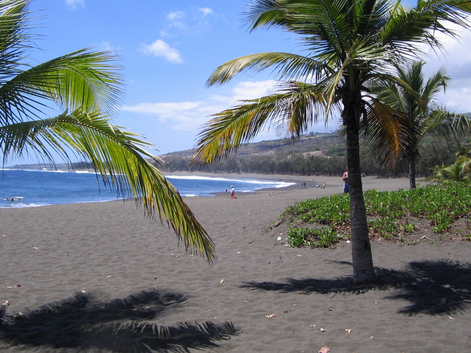 L’etang Sale Beach — чёрный песчаный пляж из вулканического базальта, Реюньон