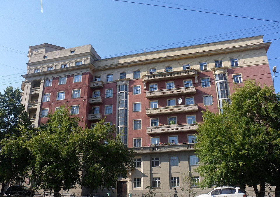 Стоквартирный дом в Новосибирске со стороны улицы Сибревкома