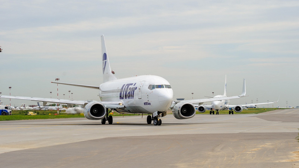 Самолет Utair в аэропорту Внуково, Москва