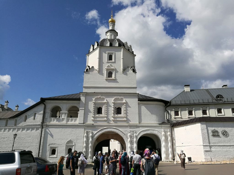 Вход в Богородице-Успенский мужской монастырь, Свияжск, Россия