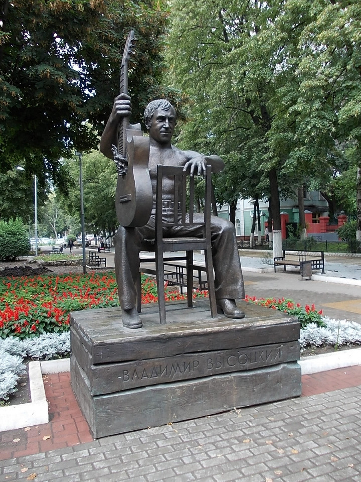 Памятник Высоцкому в Воронеже