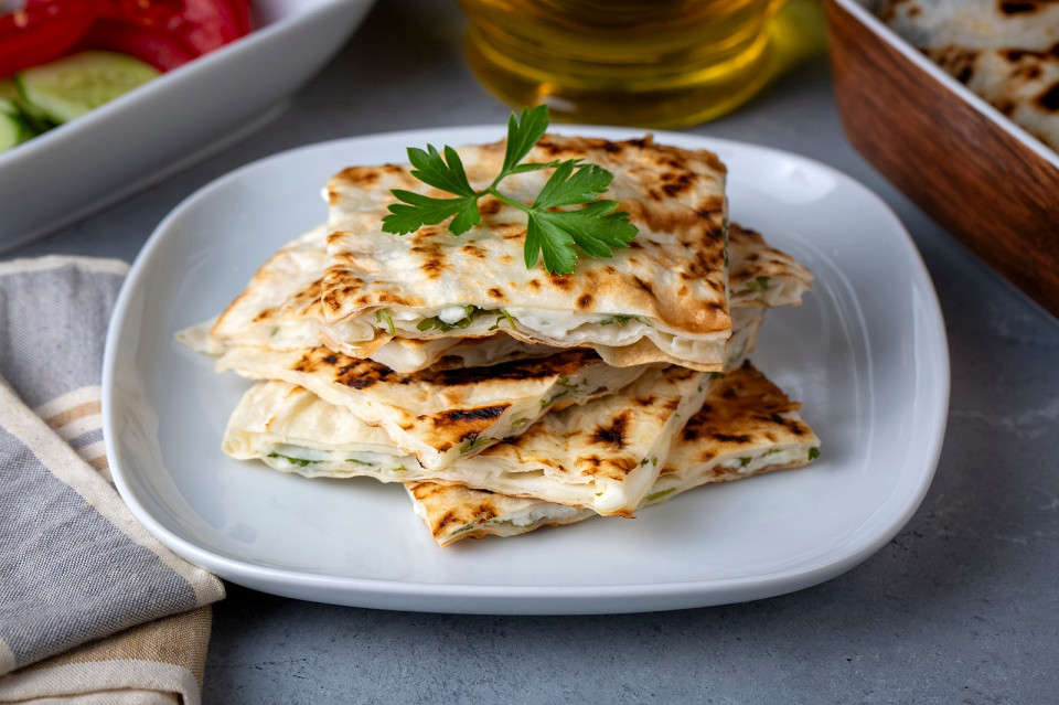 Турецкие блины гезлеме с сыром и зеленью