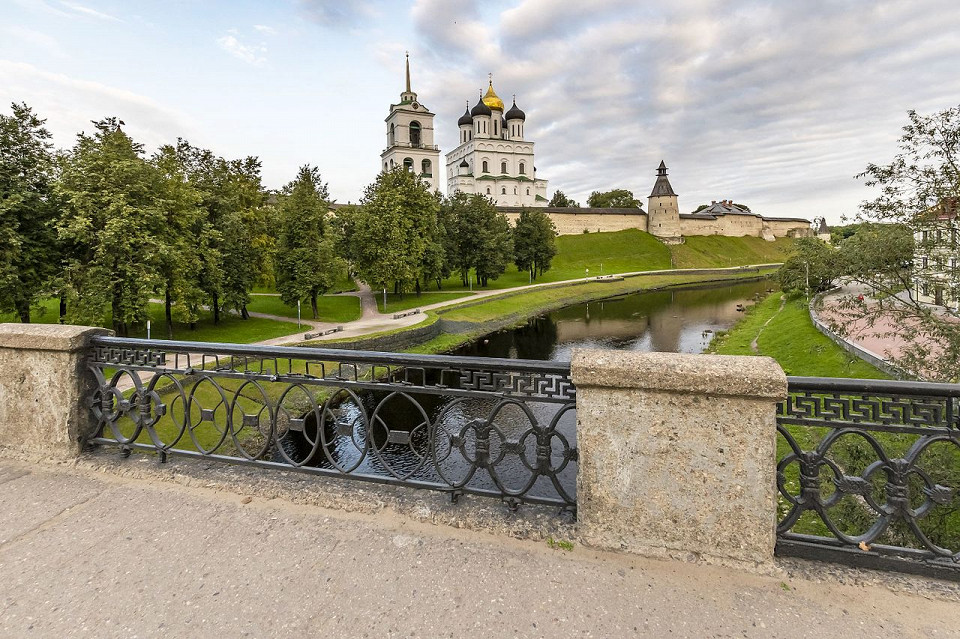 Вид на Псковский Кремль с моста
