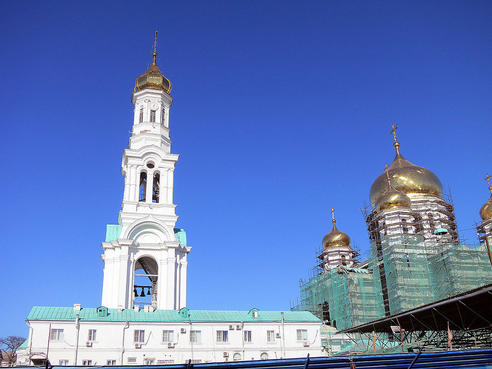 Вид на колокольню собора Рождества Пресвятой Богородицы