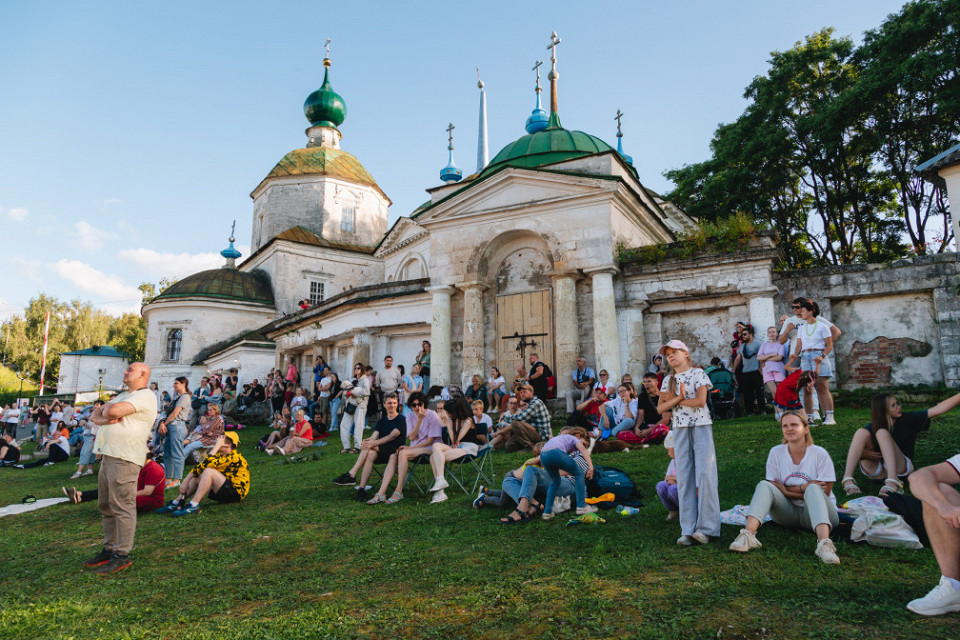 Фестиваль «Карандаш-фест» в Старице, зрители у храма