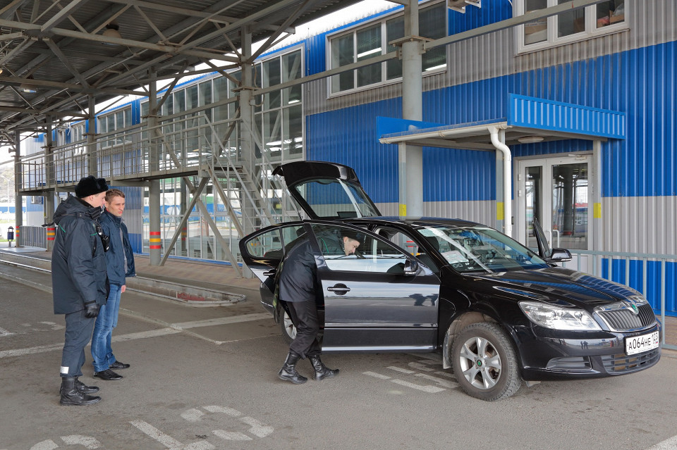 Досмотр автомобиля на границы с Абхазией