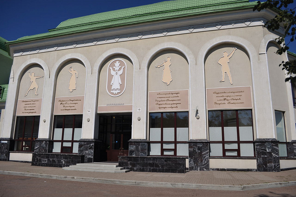 Театр башкирской драмы сзади