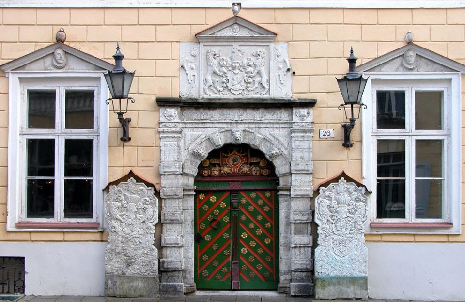 Дом Братства Черноголовых, вход