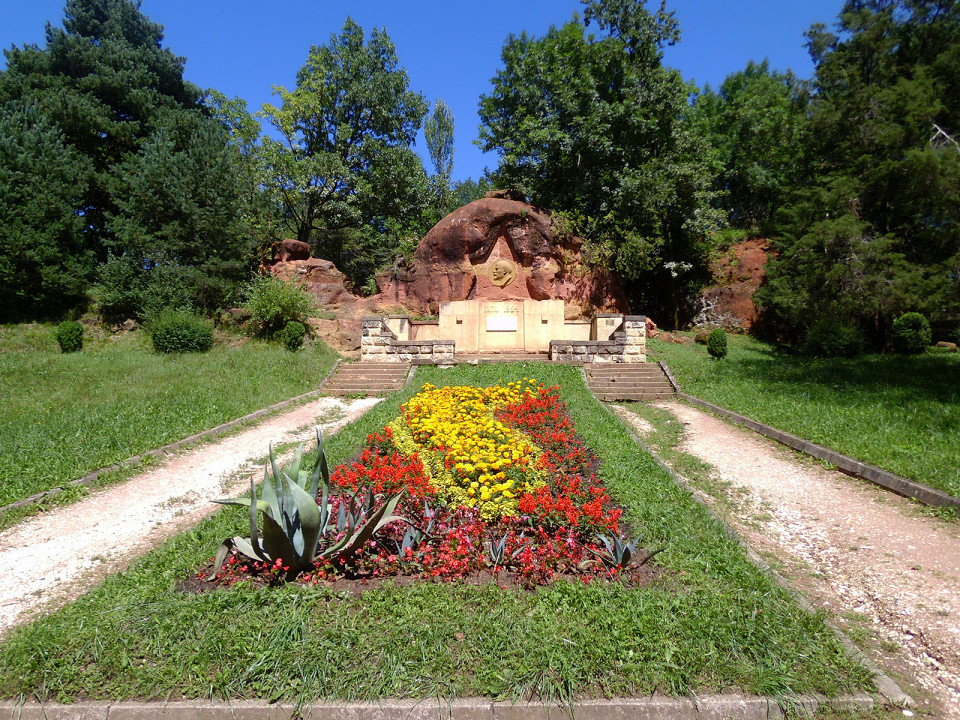 Красные камни