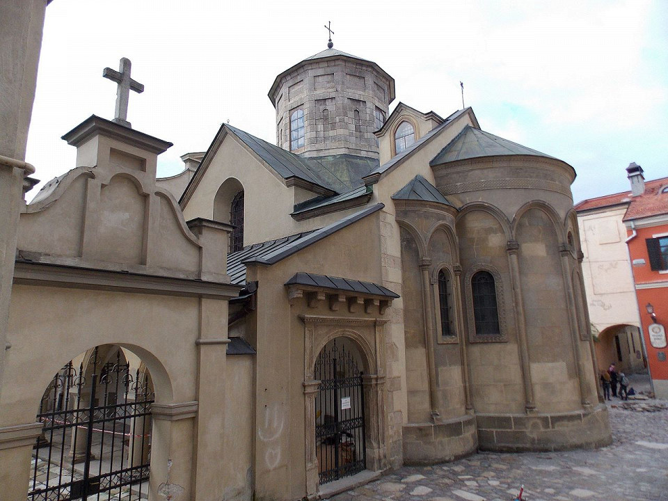 Армянский кафедральный собор Львова, вход