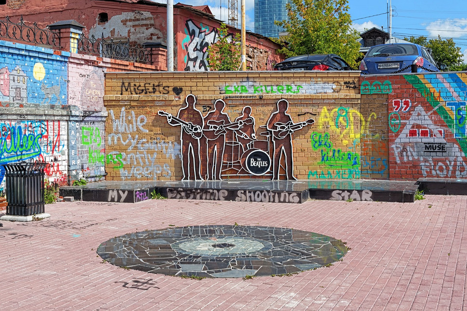 Памятник The Beatles в Екатеринбурге