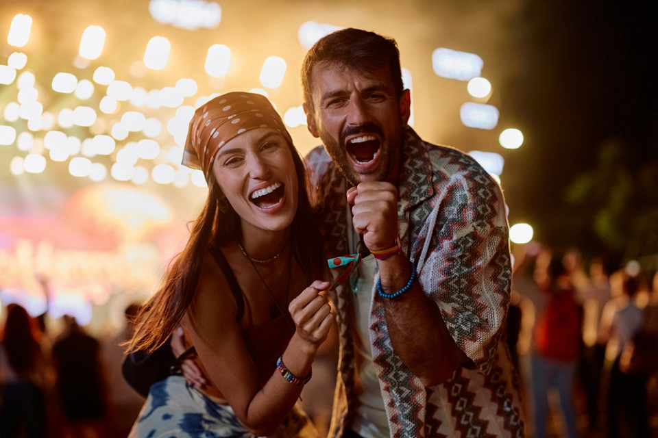 Пара поет на концерте