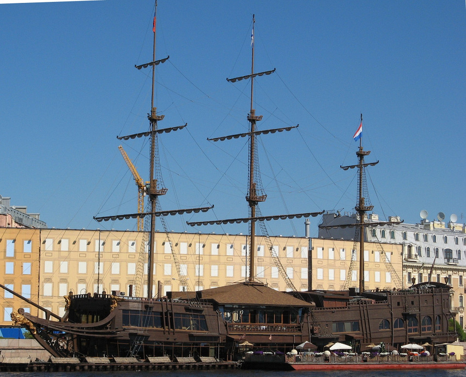 Корабль-ресторан на Петровской набережной