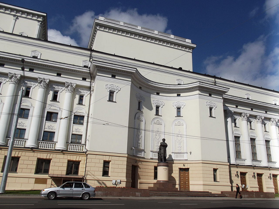 Татарский театр оперы и балета, памятник А. С. Пушкину