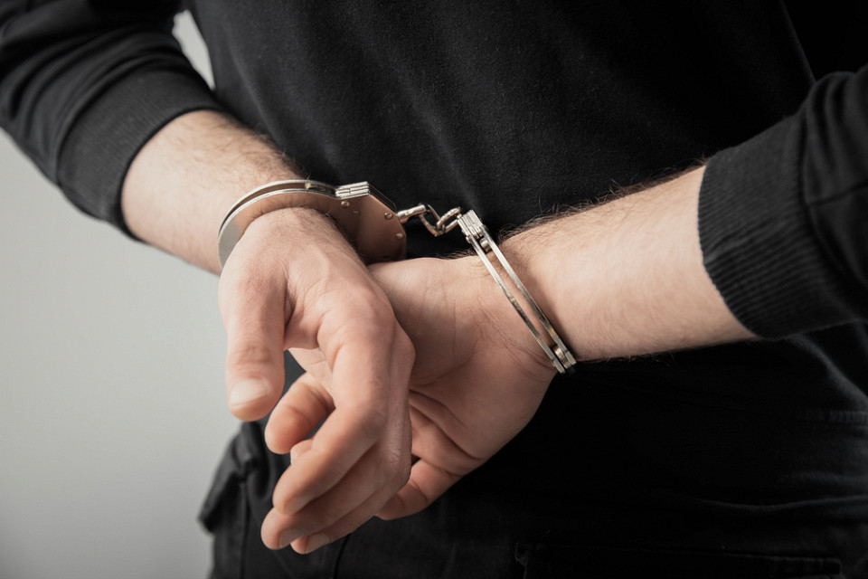 Задержанный мужчина в наручниках
