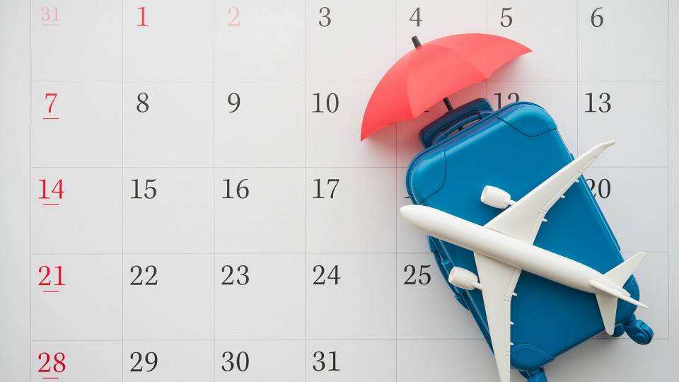 Чемодан, самолет, зонт, календарь, страхование