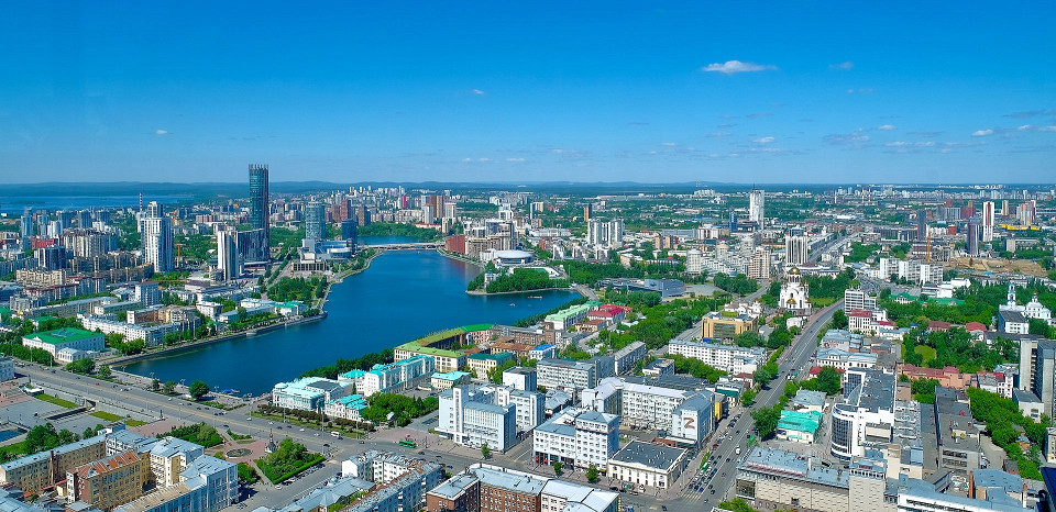 Вид на Екатеринбург со смотровой площадки Высоцкого