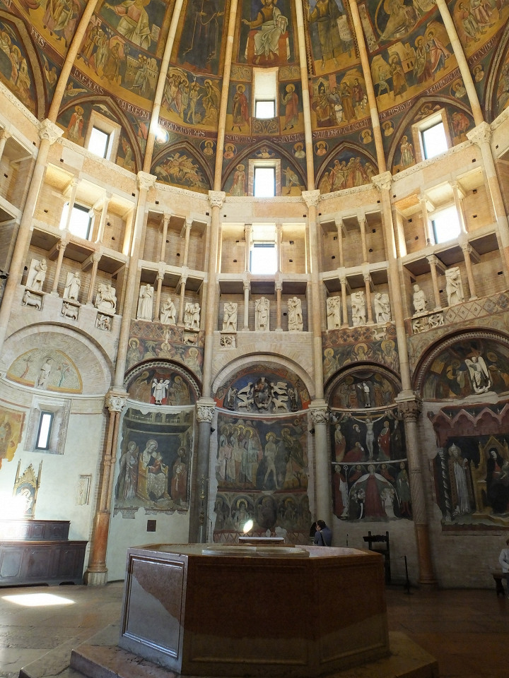 Пармский баптистерий, крестильная купель
