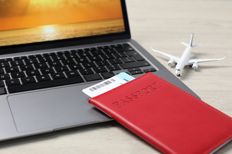 Паспорт с вложенным авиабилетом