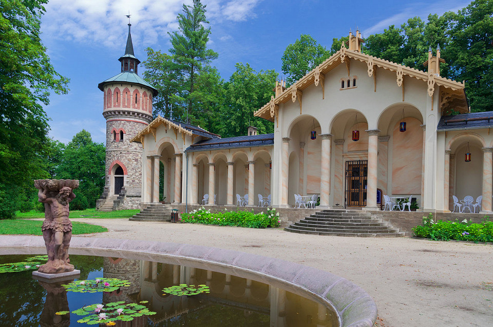 Замок Сихров, оранжерея в замковом парке