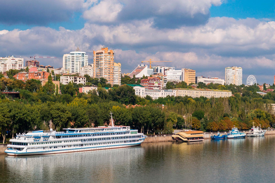 Круизный теплоход на реке Дон