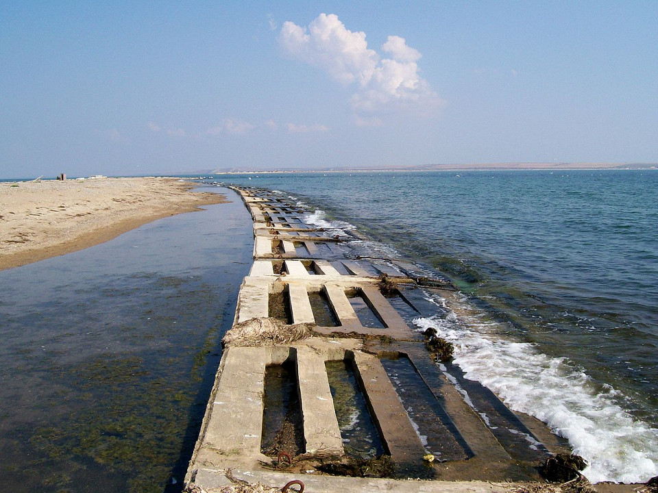 Остров Тузла, защитные сооружения