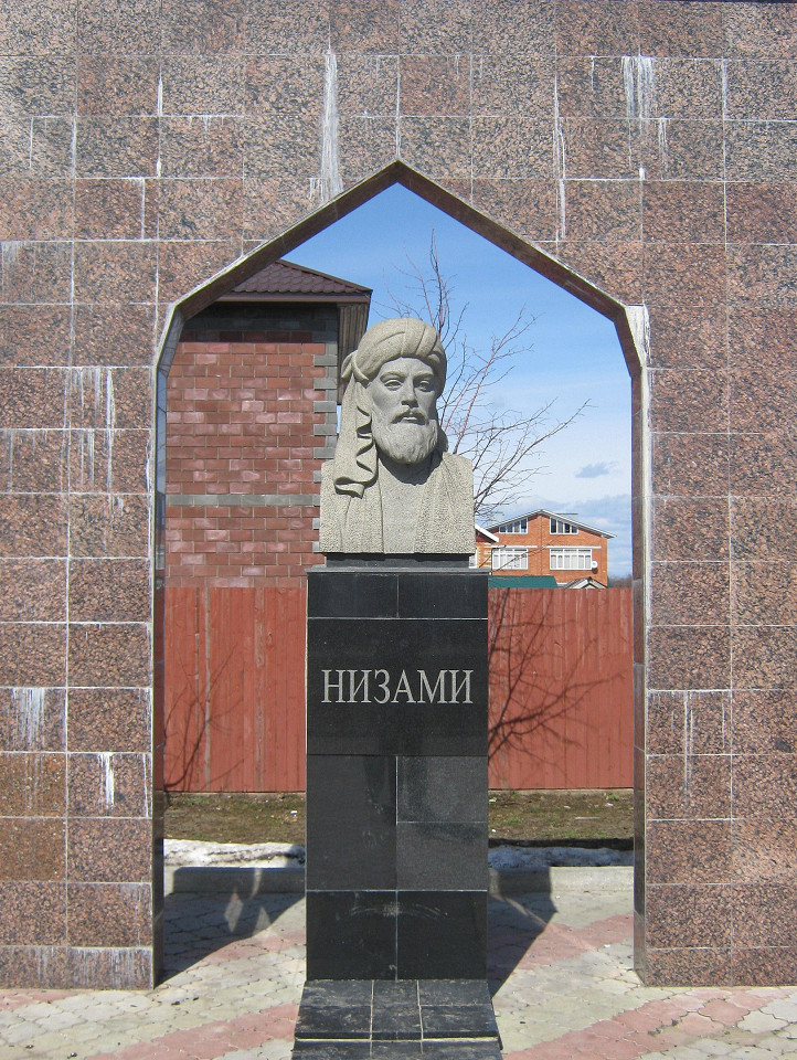 Памятник Низами Гянджеви в Чебоксарах