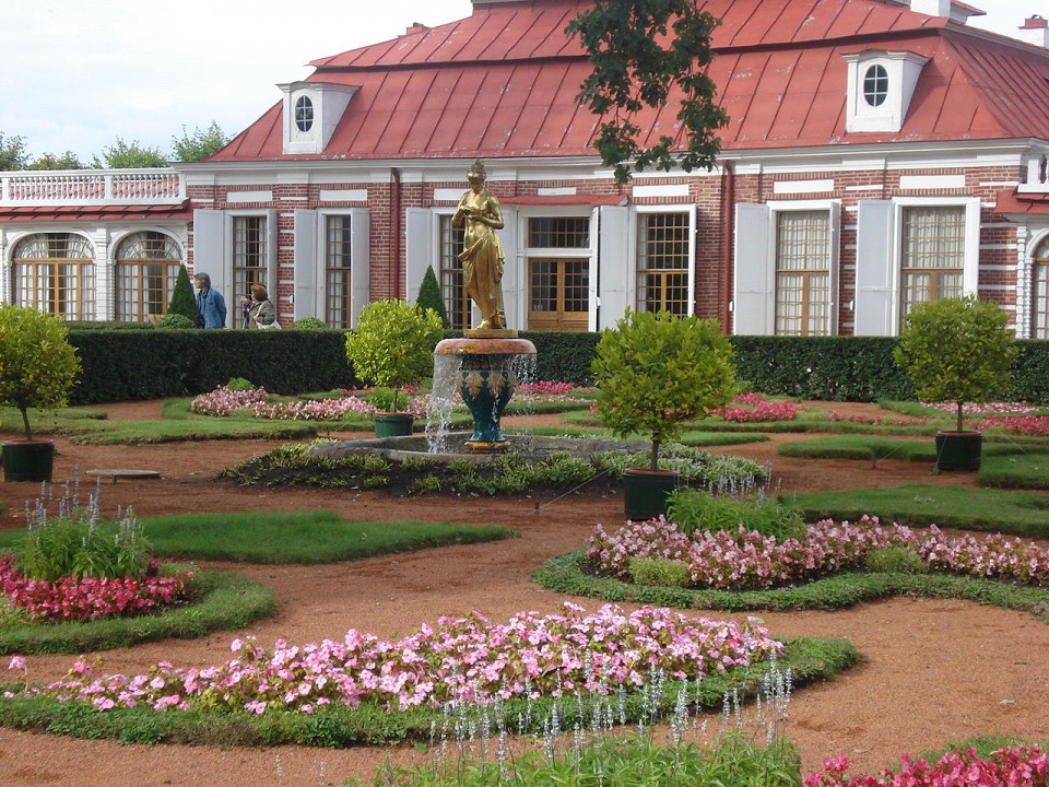 Дворец Монплезир, цветник