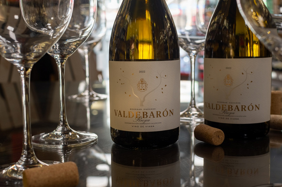 Бутылки испанского белого вина ValdeBaron Rioja