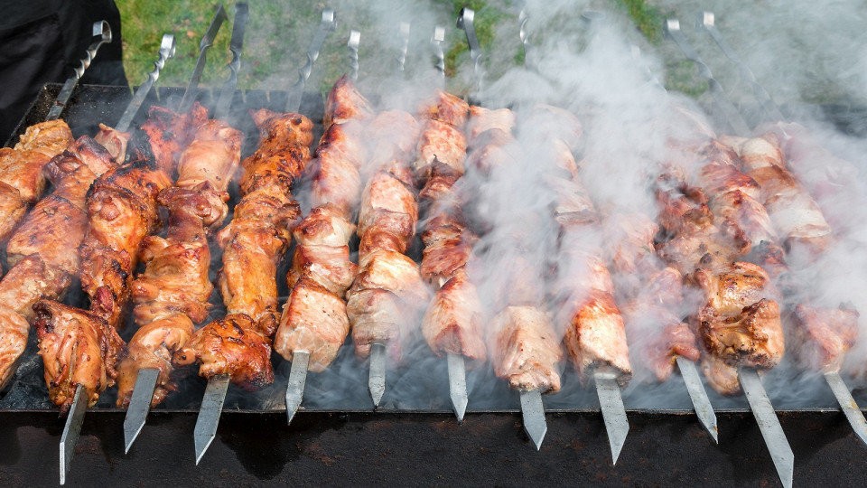 Шашлык готовится на мангале