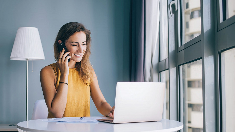 Улыбающаяся женщина за ноутбуком