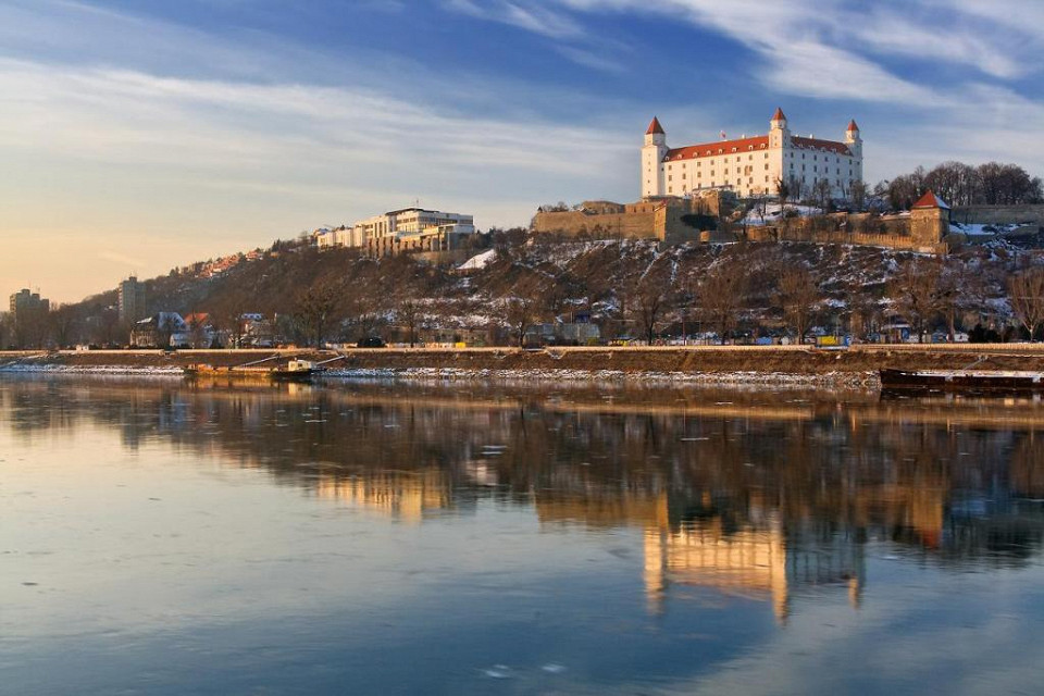 Братиславский замок на реке Дунай