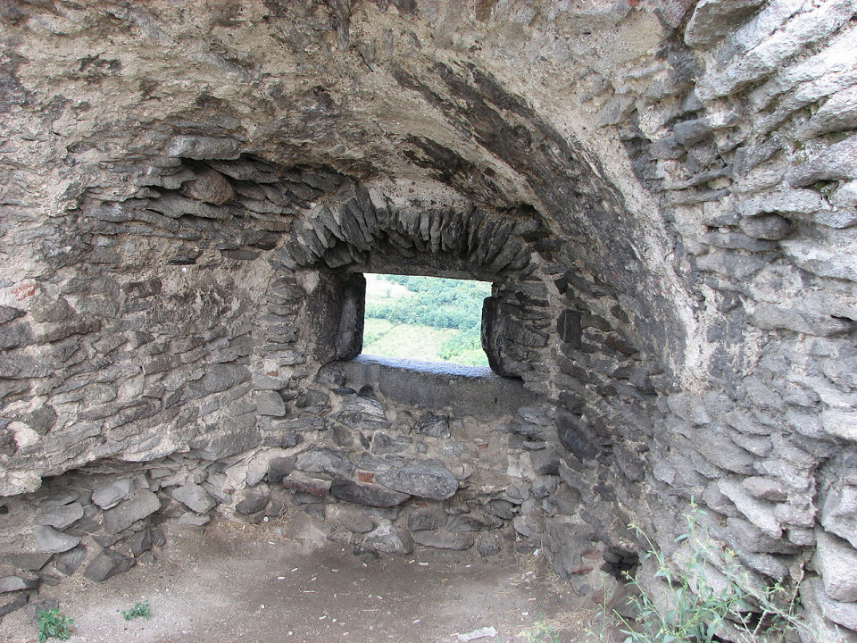 Замок Дева, бойница