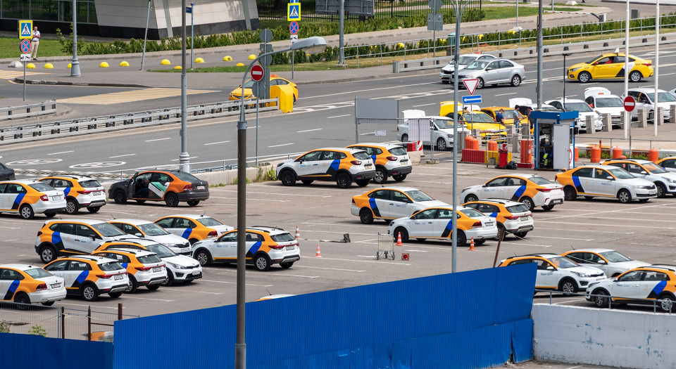 Каршеринг на парковке в Москве
