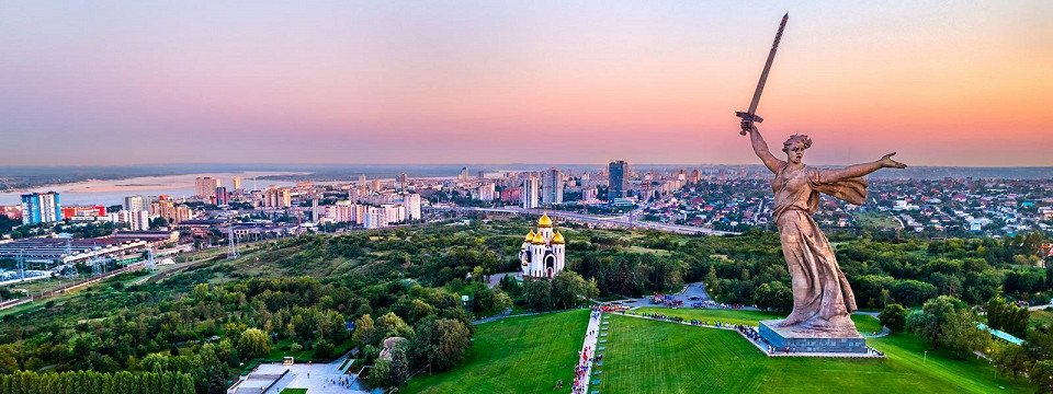 Мамаев курган и памятник Родина-мать в Волгограде