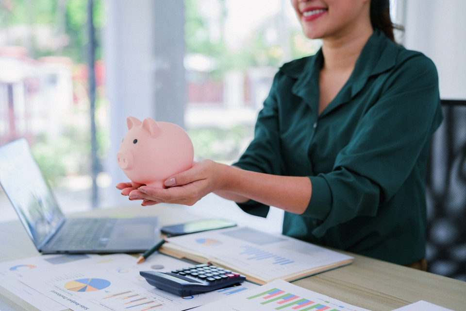 Женщина с копилкой в руках