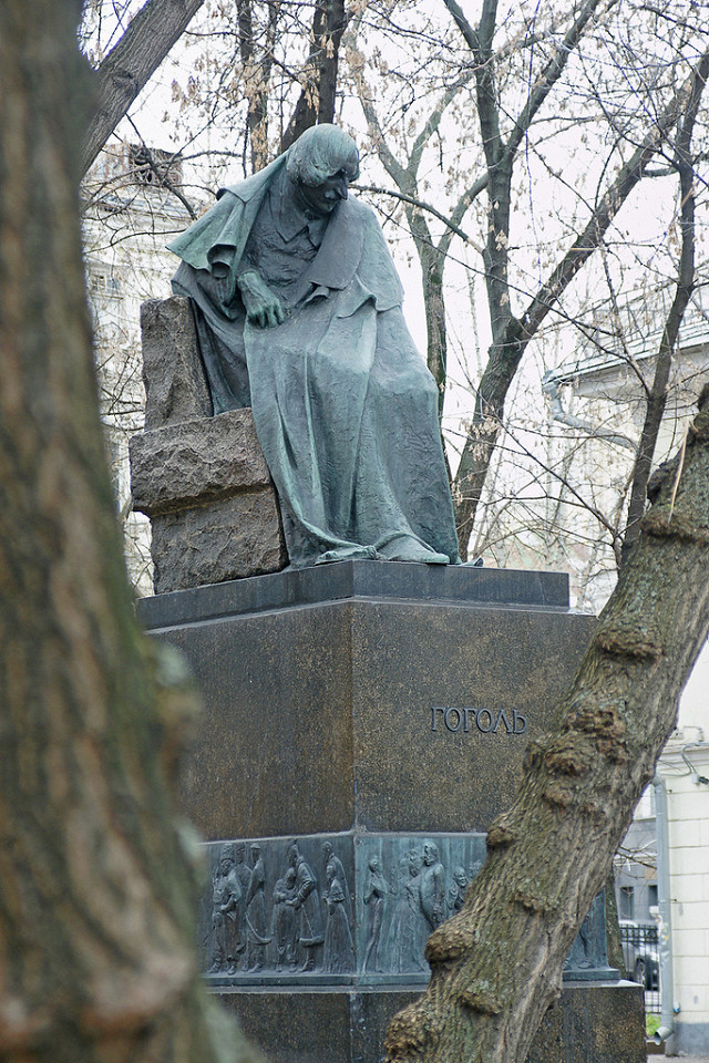 Памятник Гоголю на Никитском бульваре осенью