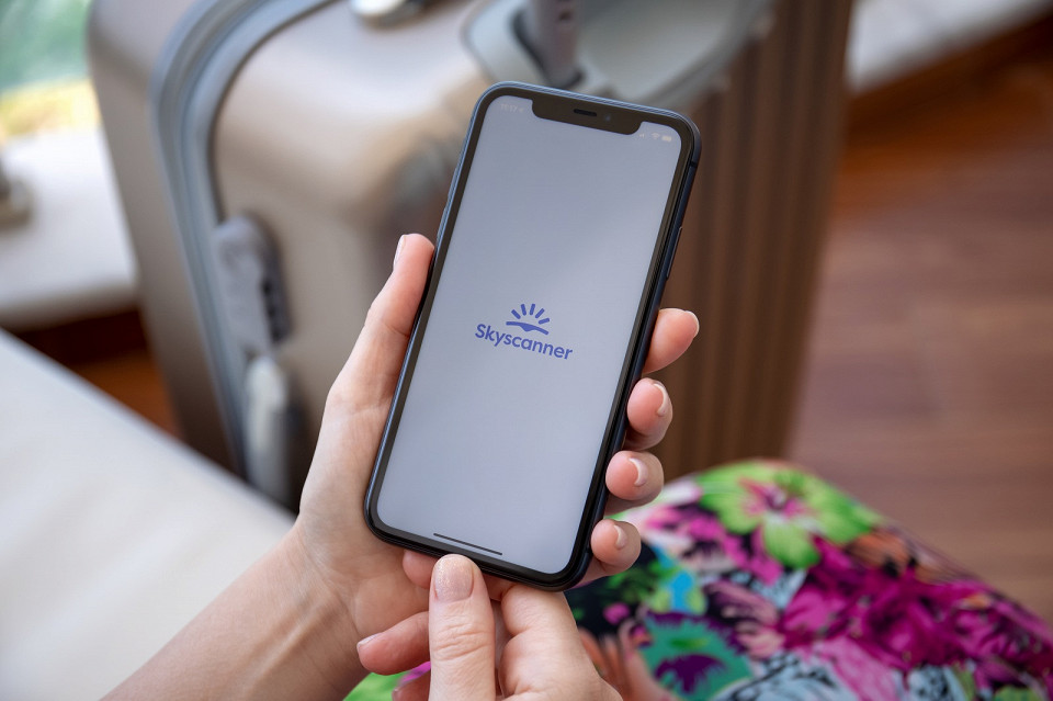 Авиакомпания Skyscanner на экране и багажом
