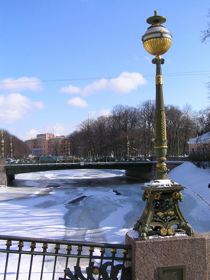 Мало-Конюшенный мост, фонарь