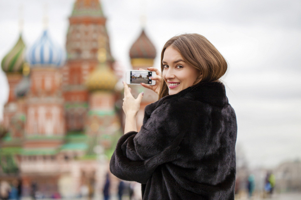 Женщина улыбается и фотографирует, Красная площадь