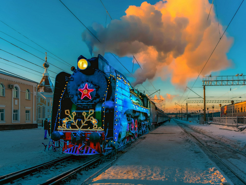 Поезд украшен на Новый год