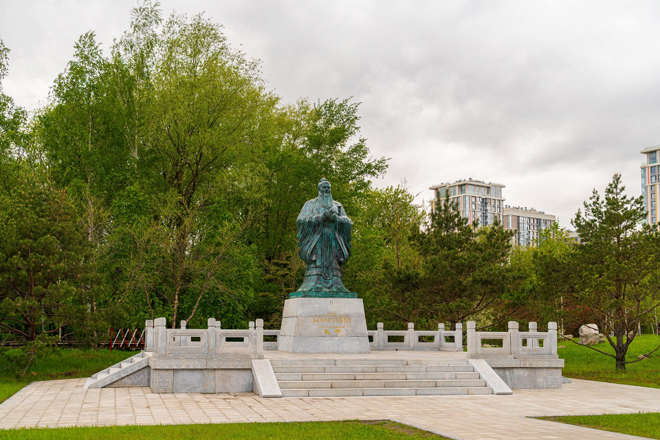 Памятник Конфуцию в парке Хуамин