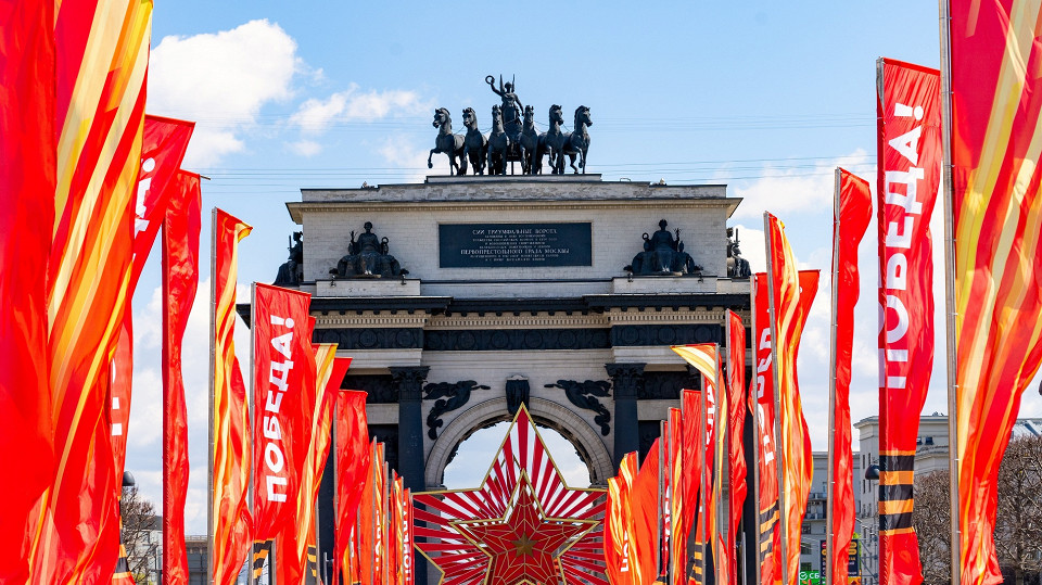 Триумфальная арка на Кутузовском проспекте в Москве