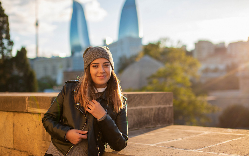 Девушка гуляет по Баку