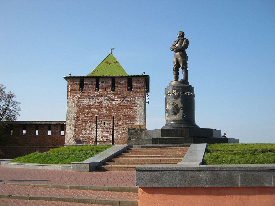 Памятник Валерию Чкалову