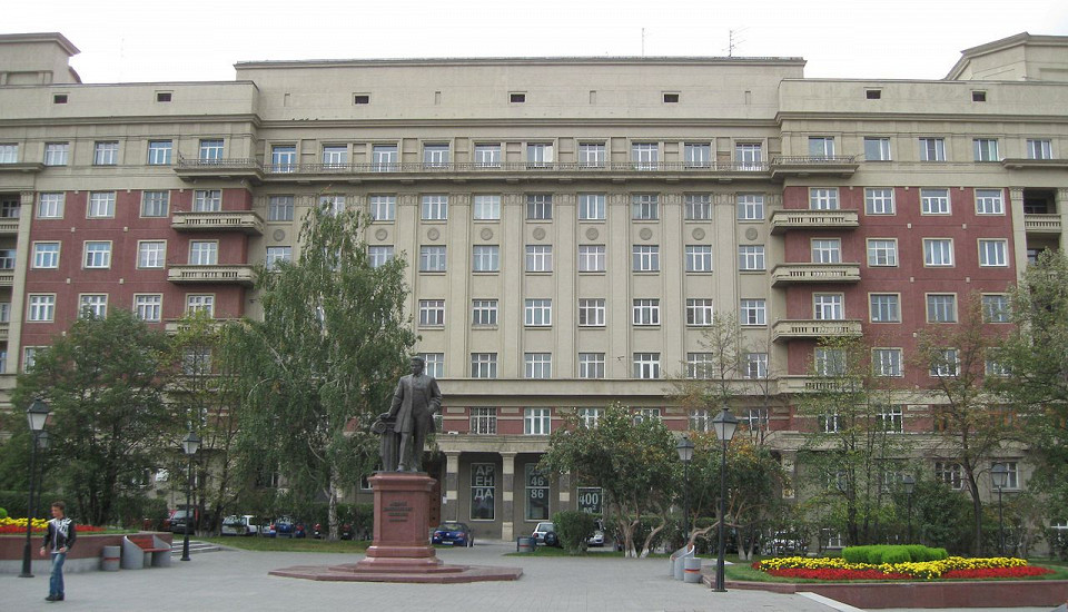 Стоквартирный дом и памятник архитектору Андрею Крячкову