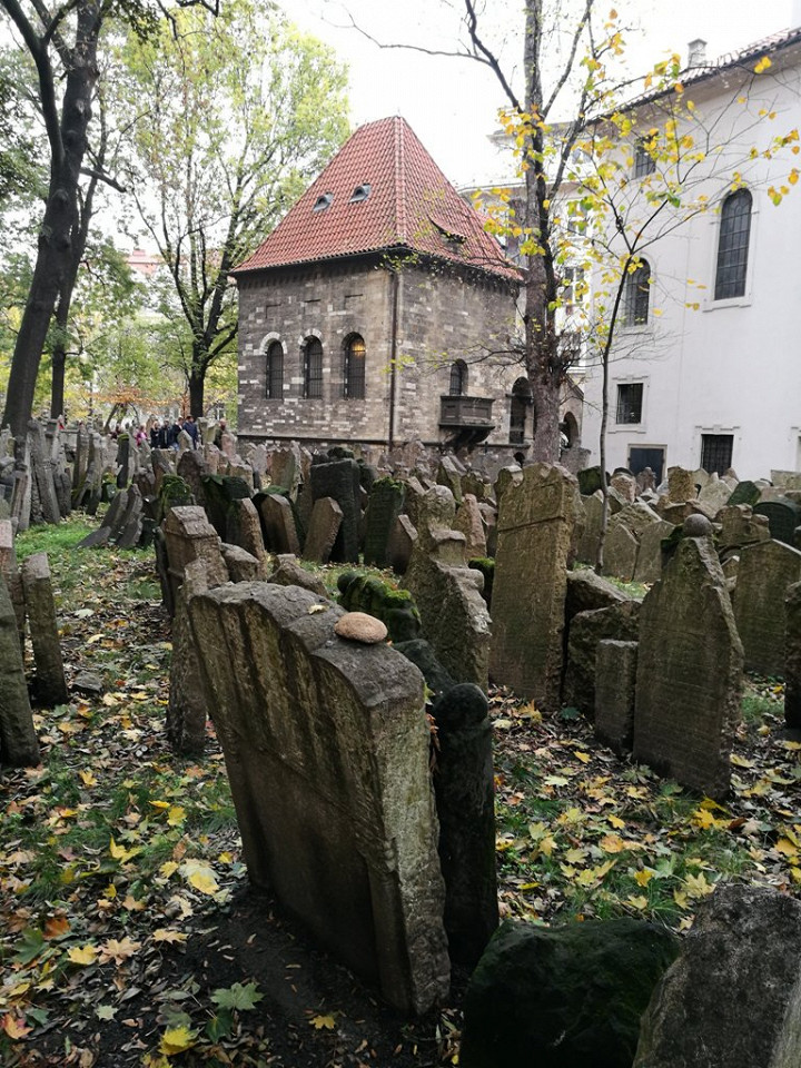 Могилы еврейского кладбища в Праге